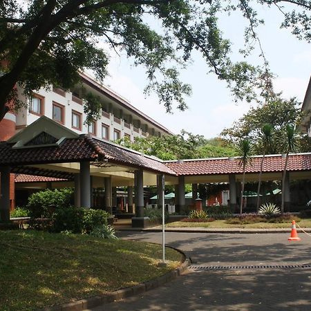 Hotel Bumi Wiyata Depok Exterior photo