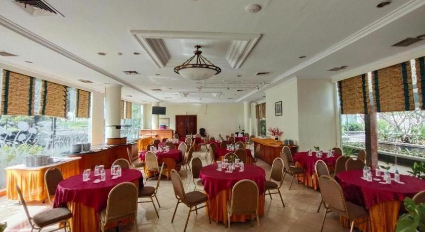 Bumi Wiyata Hotel Depok Exterior photo