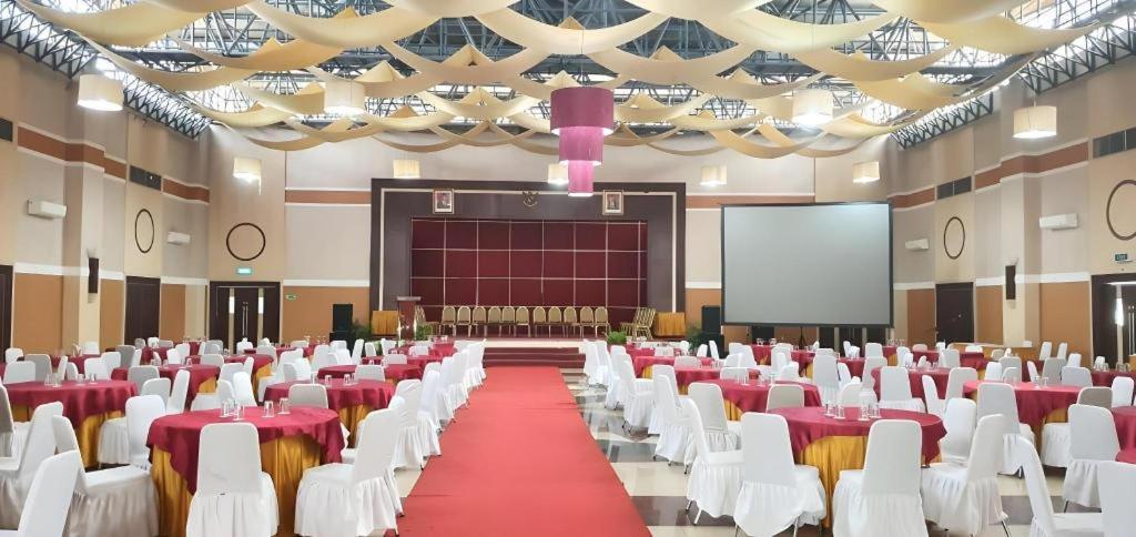 Bumi Wiyata Hotel Depok Exterior photo