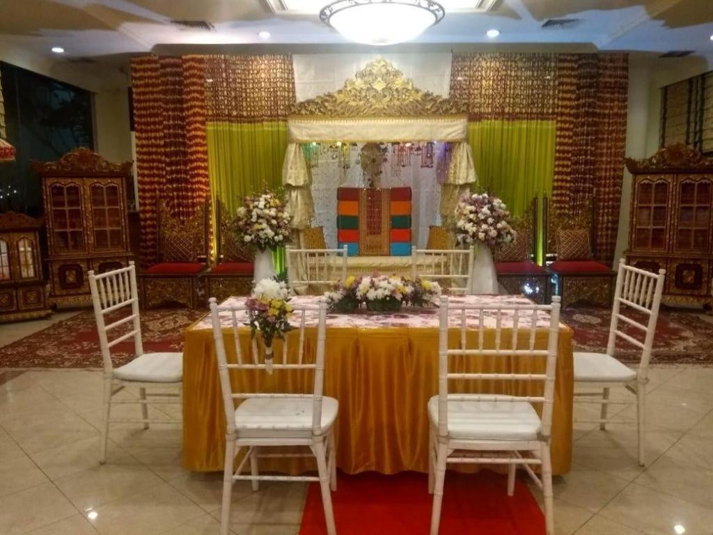 Bumi Wiyata Hotel Depok Exterior photo