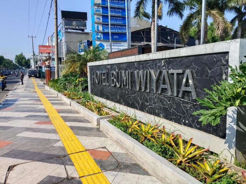 Bumi Wiyata Hotel Depok Exterior photo