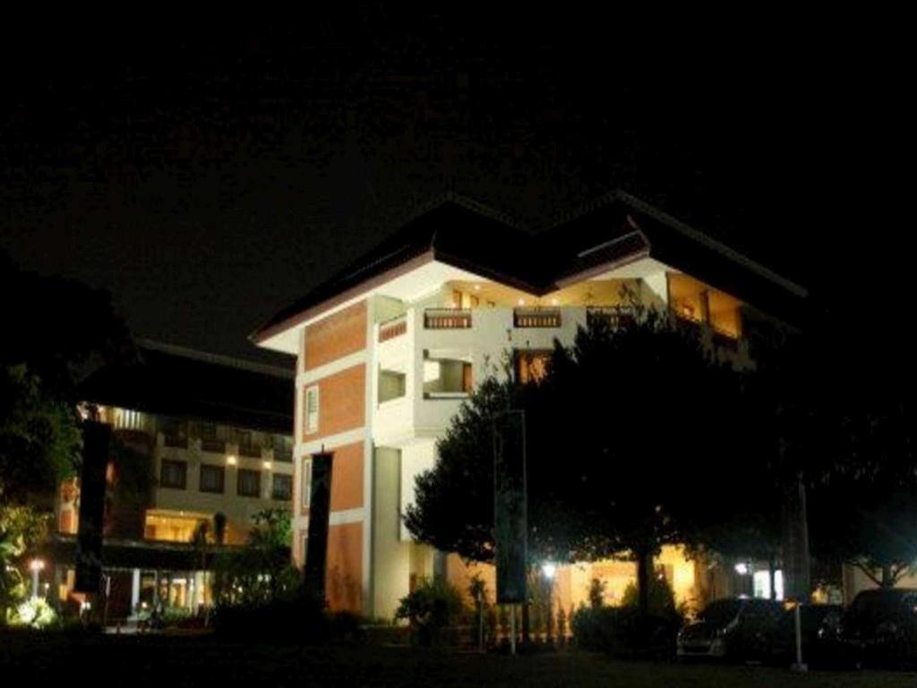Bumi Wiyata Hotel Depok Exterior photo