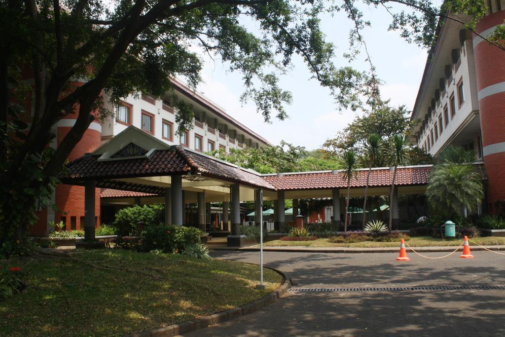 Hotel Bumi Wiyata Depok Exterior photo